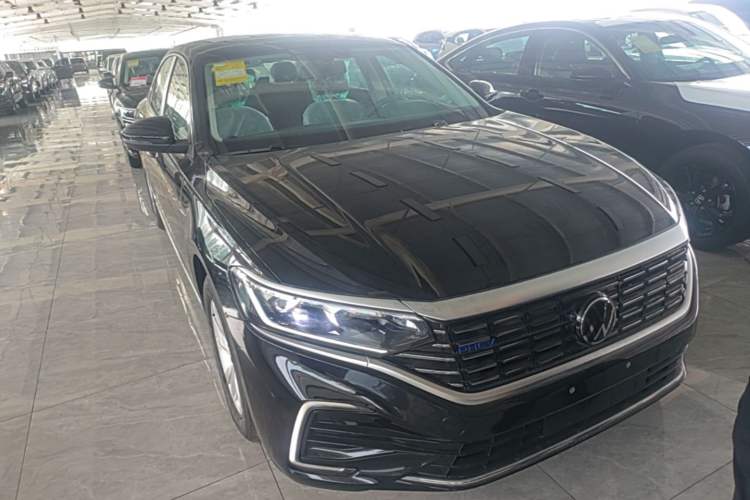 Used Volkswagen Passat New Energy 2025 430 PHEV Hybrid Business Edition Front Right 45 Deg