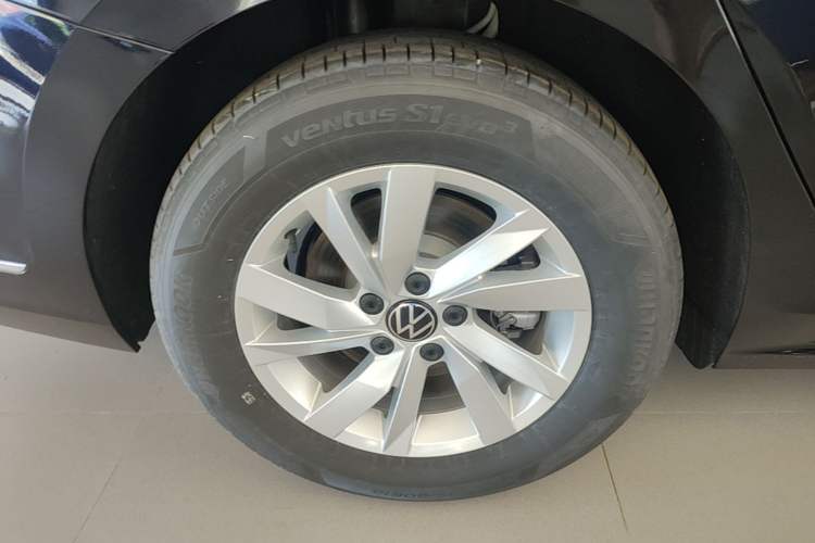 Used Volkswagen Passat New Energy 2025 430 PHEV Hybrid Business Edition Right Rear Wheel Hub