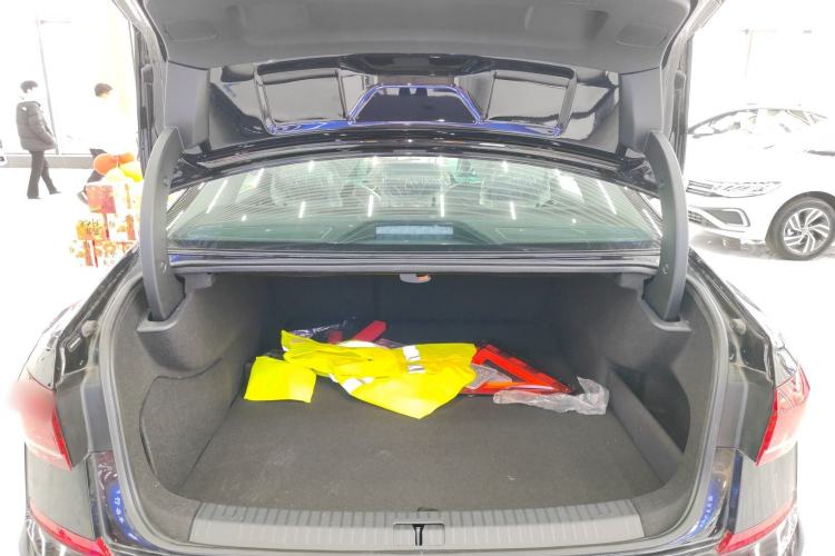 Used Volkswagen Passat New Energy 2025 430 PHEV Hybrid Business Edition Trunk