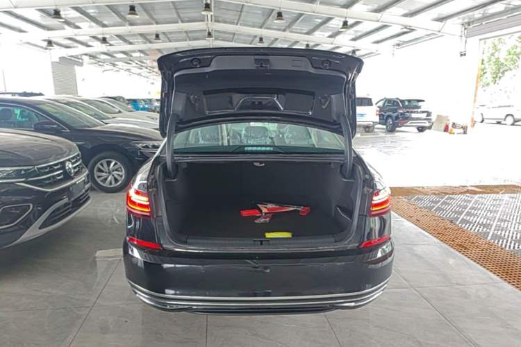 Used Volkswagen Passat New Energy 2025 430 PHEV Hybrid Business Edition Trunk