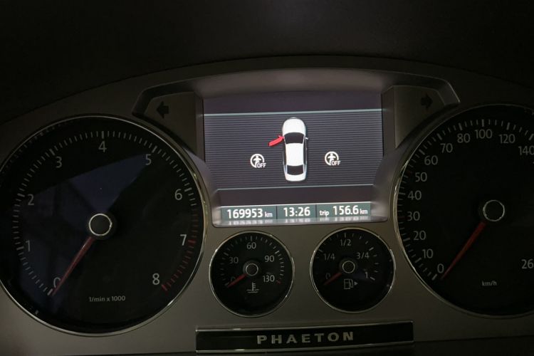 Used Volkswagen Phaeton 2014 3.0L Business Model Odometer Close Up