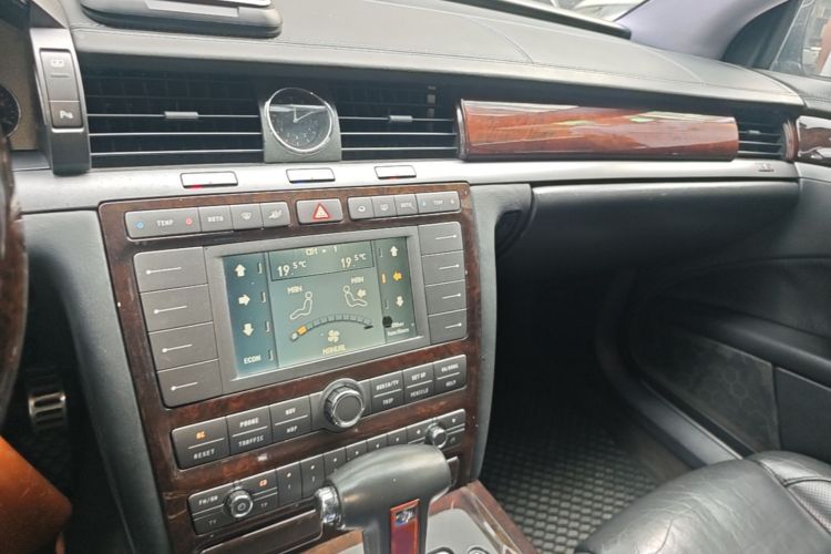 Used Volkswagen Phaeton 2006 4.2L V8 4-Seater Luxury Edition Audio And AC Panel