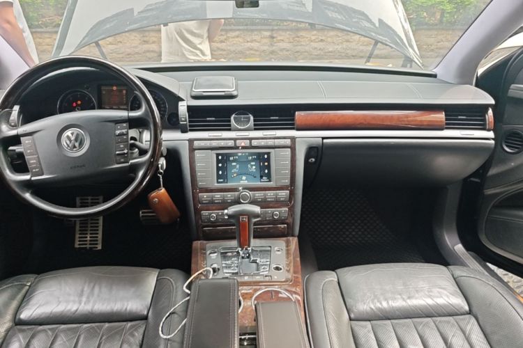 Used Volkswagen Phaeton 2006 4.2L V8 4-Seater Luxury Edition Center Console
