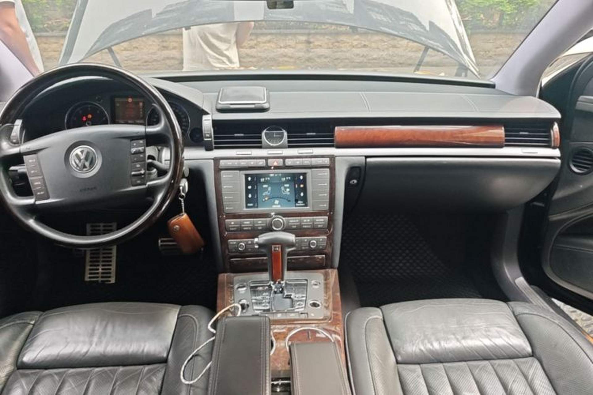 Used Volkswagen Phaeton 2006 4.2L V8 4-Seater Luxury Edition Center Console