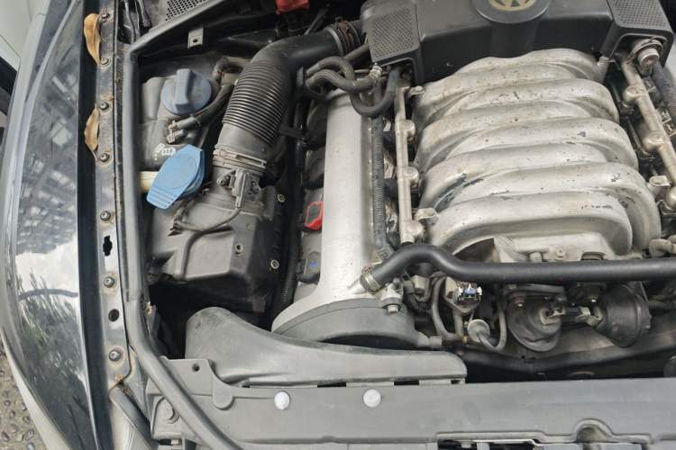 Used Volkswagen Phaeton 2006 4.2L V8 4-Seater Luxury Edition Engine Bay Right
