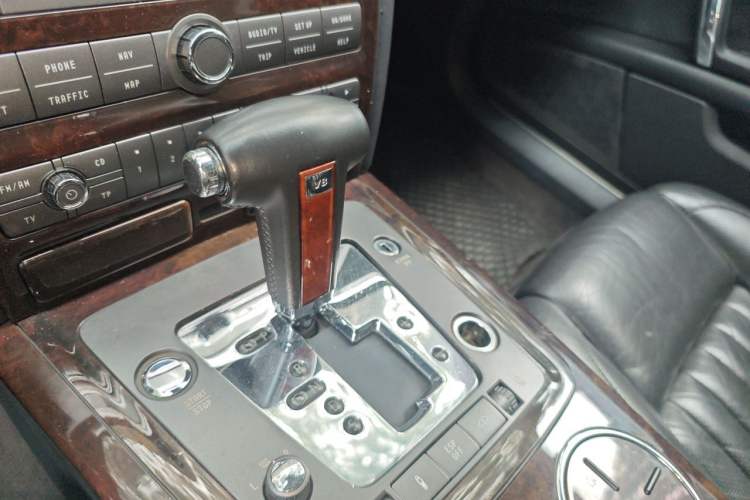 Used Volkswagen Phaeton 2006 4.2L V8 4-Seater Luxury Edition Gear Lever