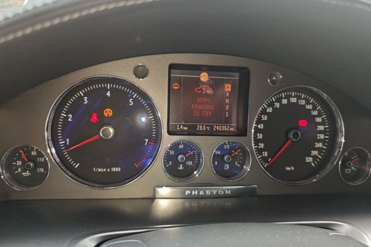 Used Volkswagen Phaeton 2006 4.2L V8 4-Seater Luxury Edition Instrument Cluster