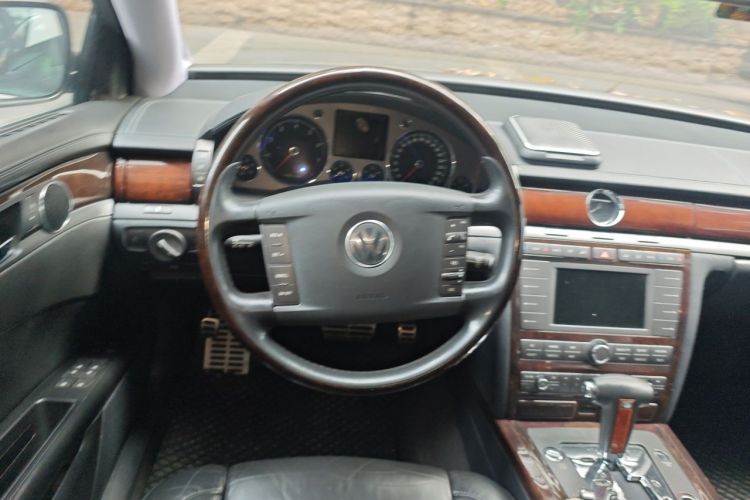Used Volkswagen Phaeton 2006 4.2L V8 4-Seater Luxury Edition Steering Wheel