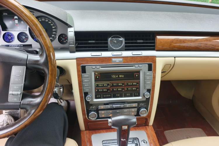 Used Volkswagen Phaeton 2009 3.6L V6 5-Seater Extended Comfort Version Audio And AC Panel