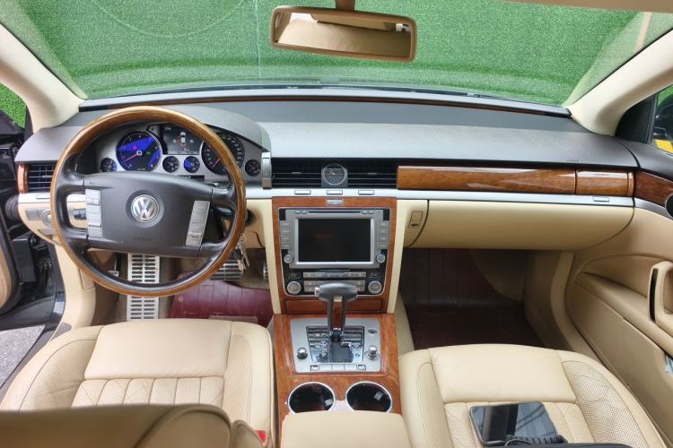 Used Volkswagen Phaeton 2009 3.6L V6 5-Seater Extended Comfort Version Center Console
