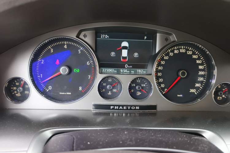 Used Volkswagen Phaeton 2009 3.6L V6 5-Seater Extended Comfort Version Odometer Close Up
