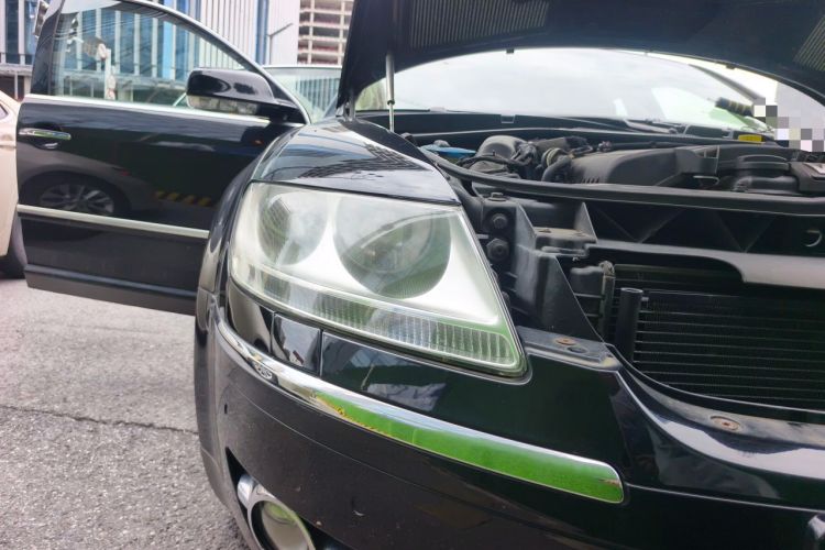 Used Volkswagen Phaeton 2009 3.6L V6 5-Seater Extended Comfort Version Right Front Headlight