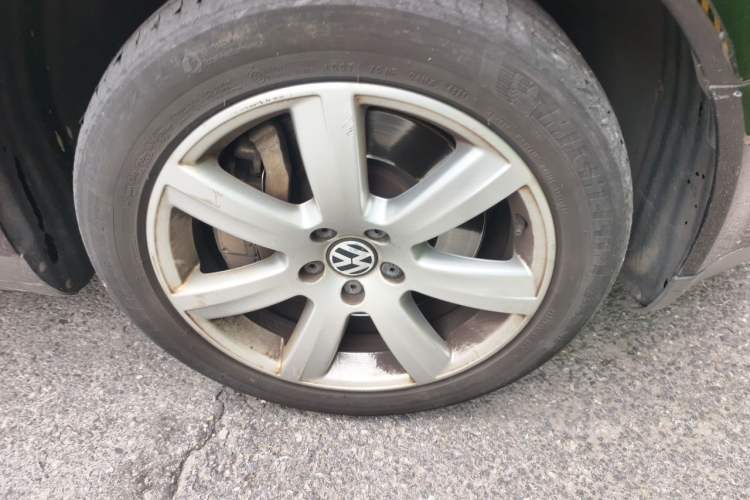 Used Volkswagen Phaeton 2009 3.6L V6 5-Seater Extended Comfort Version Right Front Wheel Hub