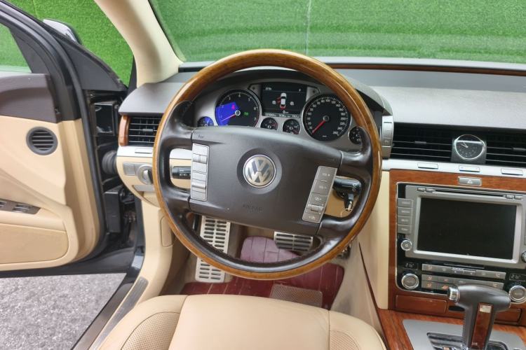 Used Volkswagen Phaeton 2009 3.6L V6 5-Seater Extended Comfort Version Steering Wheel