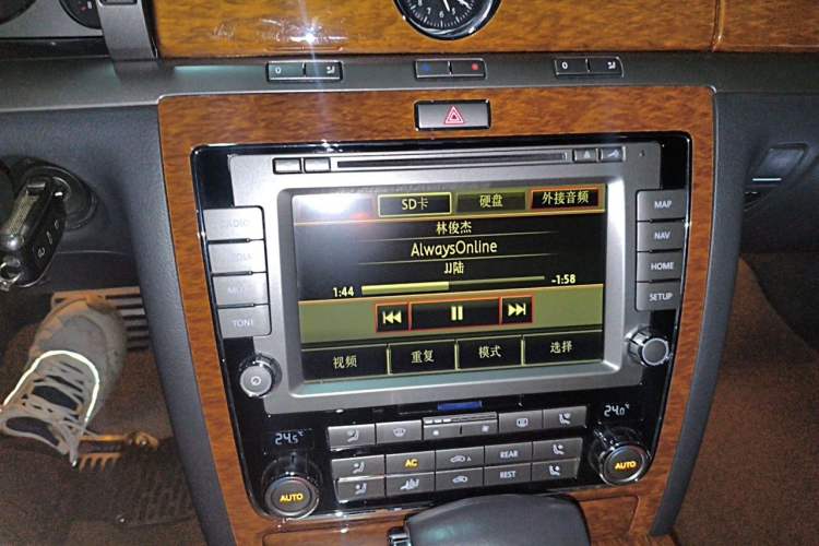 Used Volkswagen Phaeton 2009 3.6L V6 5-Seater Extended Comfort Version Audio And AC Panel