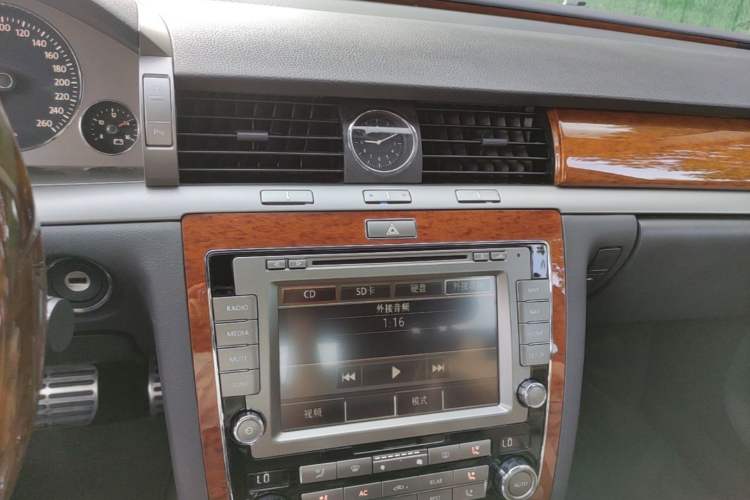 Used Volkswagen Phaeton 2009 3.6L V6 5-Seater Extended Top-Grade Version Audio And AC Panel