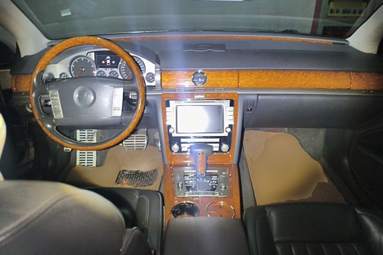 Used Volkswagen Phaeton 2009 3.6L V6 5-Seater Extended Comfort Version Center Console