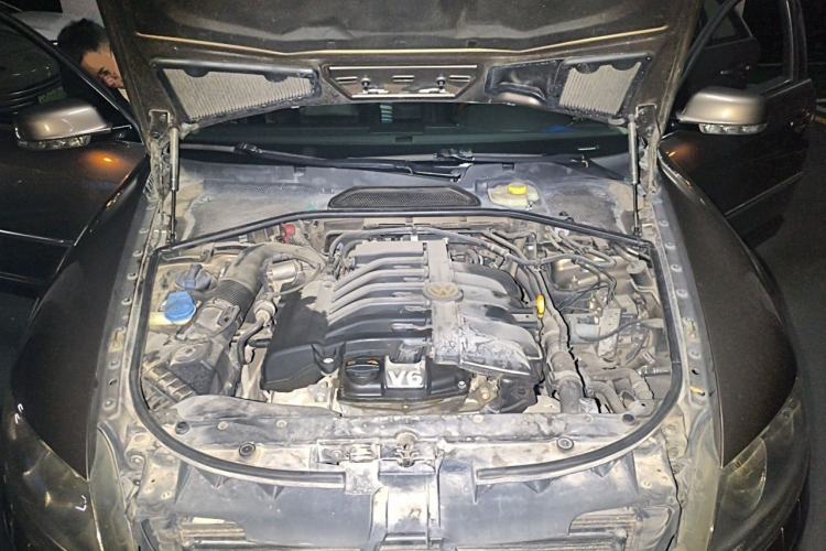 Used Volkswagen Phaeton 2009 3.6L V6 5-Seater Extended Comfort Version Engine Bay