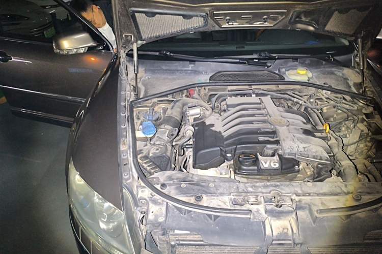 Used Volkswagen Phaeton 2009 3.6L V6 5-Seater Extended Comfort Version Engine Bay Right