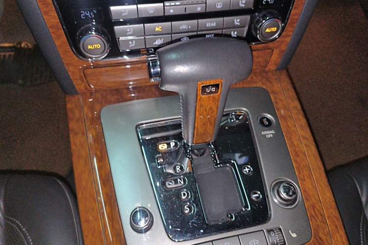 Used Volkswagen Phaeton 2009 3.6L V6 5-Seater Extended Comfort Version Gear Lever