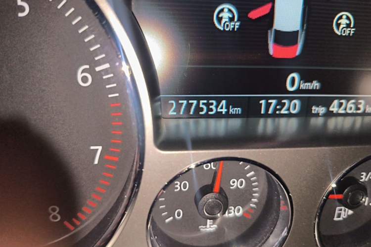 Used Volkswagen Phaeton 2009 3.6L V6 5-Seater Extended Comfort Version Odometer Close Up