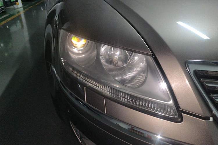 Used Volkswagen Phaeton 2009 3.6L V6 5-Seater Extended Comfort Version Right Front Headlight