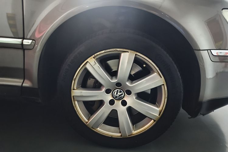 Used Volkswagen Phaeton 2009 3.6L V6 5-Seater Extended Comfort Version Right Front Wheel Hub