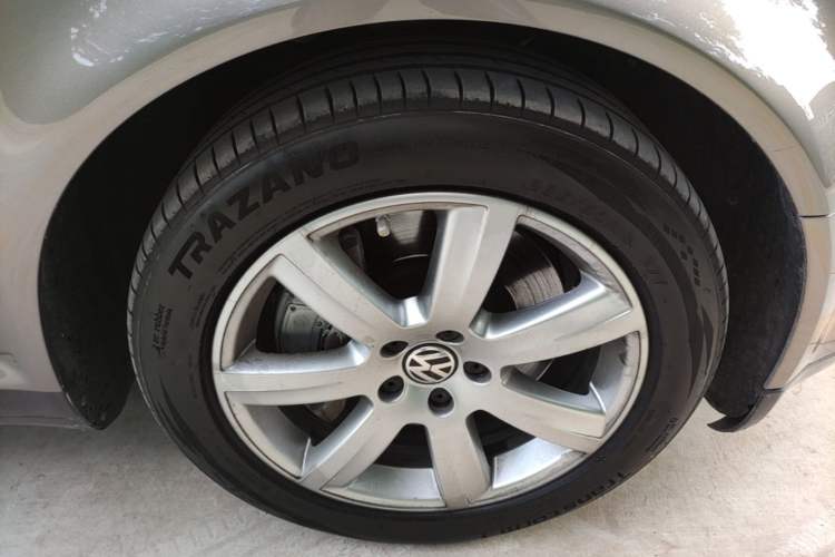 Used Volkswagen Phaeton 2009 3.6L V6 5-Seater Extended Top-Grade Version Right Front Wheel Hub