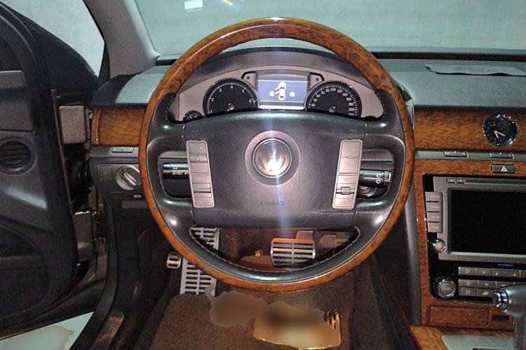 Used Volkswagen Phaeton 2009 3.6L V6 5-Seater Extended Comfort Version Steering Wheel