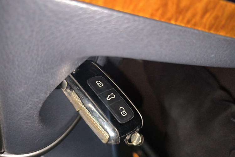 Used Volkswagen Phaeton 2009 3.6L V6 5-Seater Extended Comfort Version Vehicle Key