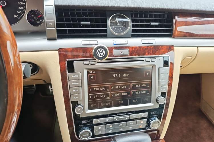 Used Volkswagen Phaeton 2011 3.6L V6 5-Seater Extended Comfort Version Audio And AC Panel