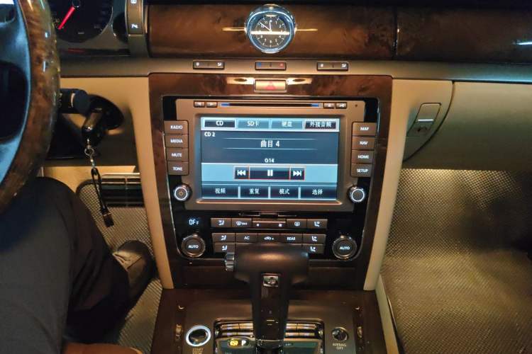 Used Volkswagen Phaeton 2011 4.2L V8 4-seat Extended-Range Individual Edition Audio And AC Panel
