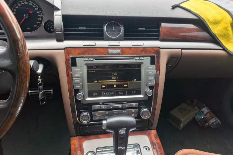 Used Volkswagen Phaeton 2011 3.6L V6 5-Seater Extended Comfort Version Audio And AC Panel