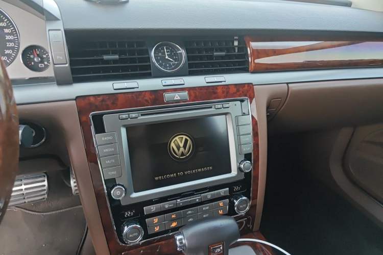 Used Volkswagen Phaeton 2011 3.6L V6 5-Seater Extended Comfort Version Audio And AC Panel