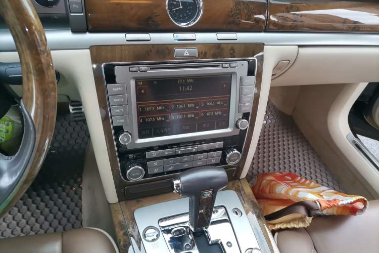 Used Volkswagen Phaeton 2011 3.6L V6 4-Seater Extended-Length Individual Edition Audio And AC Panel