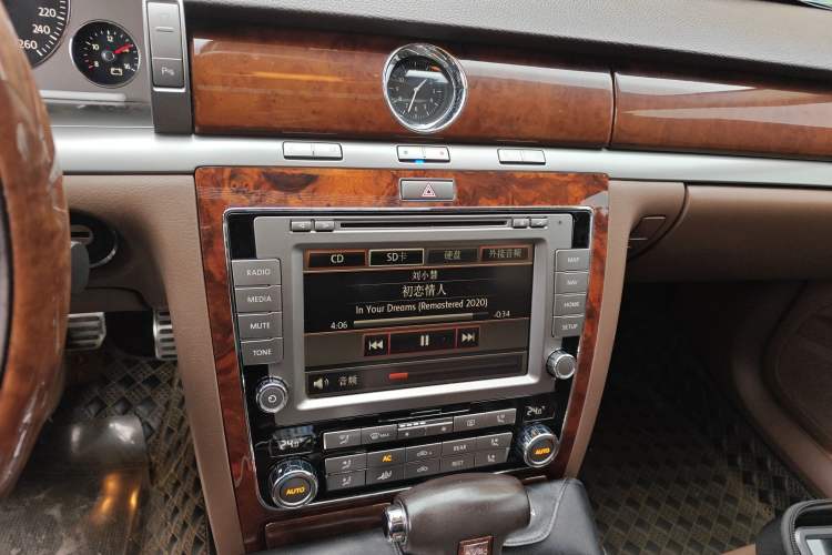 Used Volkswagen Phaeton 2011 3.6L V6 5-Seater Extended Comfort Version Audio And AC Panel