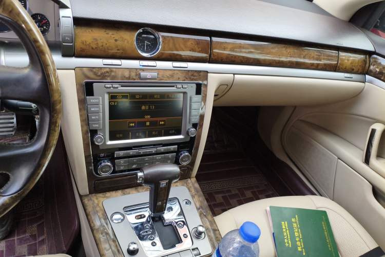 Used Volkswagen Phaeton 2011 3.6L V6 5-Seater Extended Comfort Version Audio And AC Panel