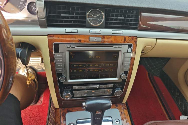 Used Volkswagen Phaeton 2011 3.6L V6 5-Seater Extended Business Edition Audio And AC Panel