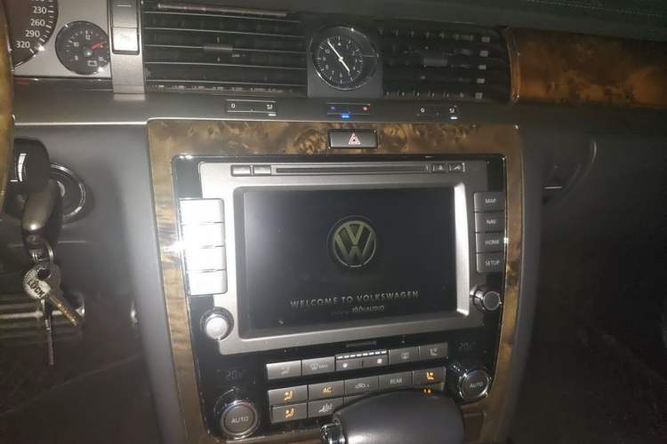 Used Volkswagen Phaeton 2011 4.2L V8 4-seat Extended-Range Individual Edition Audio And AC Panel