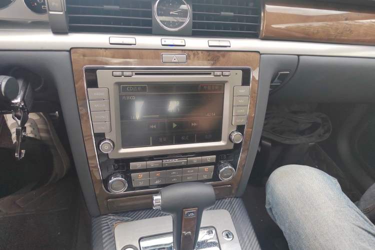 Used Volkswagen Phaeton 2011 3.6L V6 4-Seater Extended-Length Individual Edition Audio And AC Panel