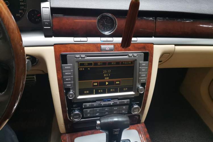 Used Volkswagen Phaeton 2011 3.6L V6 5-Seater Extended Comfort Version Audio And AC Panel