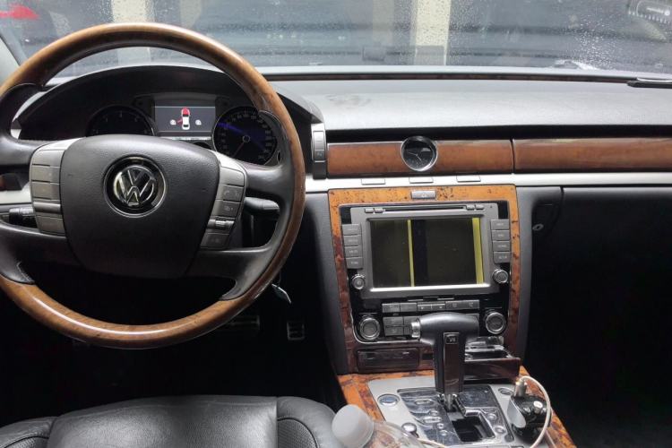 Used Volkswagen Phaeton 2011 3.6L V6 5-Seater Extended Comfort Version Center Console