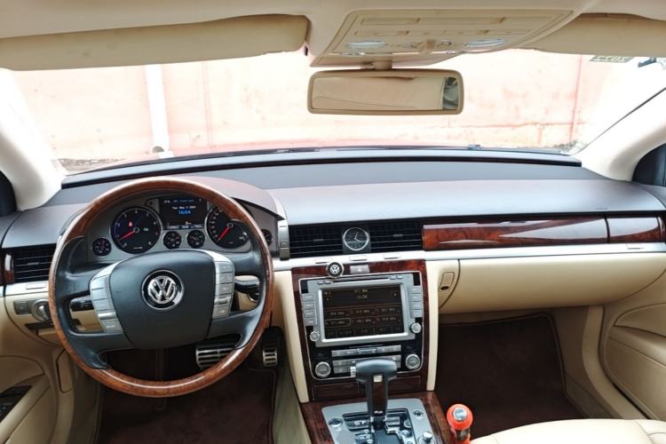 Used Volkswagen Phaeton 2011 3.6L V6 5-Seater Extended Comfort Version Center Console