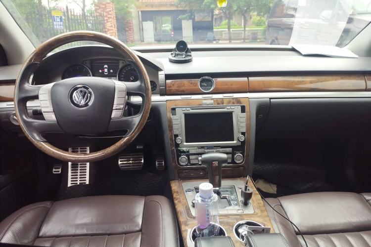 Used Volkswagen Phaeton 2011 3.6L V6 4-Seater Extended-Length Individual Edition Center Console