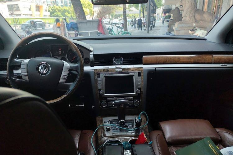 Used Volkswagen Phaeton 2011 3.6L V6 4-Seater Extended-Length Individual Edition Center Console
