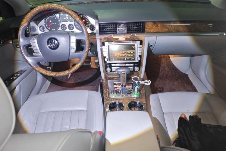 Used Volkswagen Phaeton 2011 3.6L V6 5-Seater Extended Business Edition Center Console