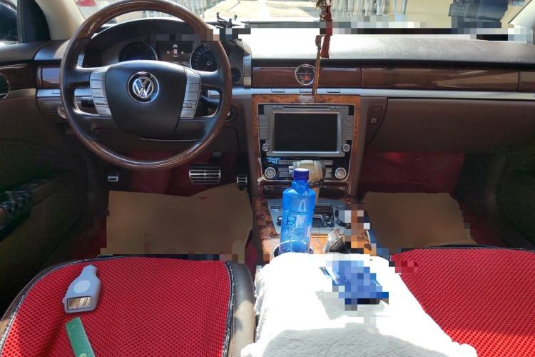Used Volkswagen Phaeton 2011 3.6L V6 5-Seater Extended Comfort Version Center Console
