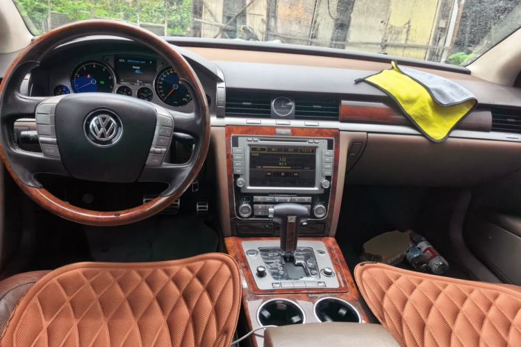 Used Volkswagen Phaeton 2011 3.6L V6 5-Seater Extended Comfort Version Center Console