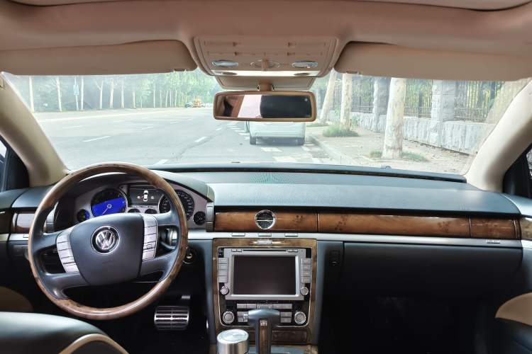 Used Volkswagen Phaeton 2011 3.6L V6 4-Seater Extended-Length Individual Edition Center Console