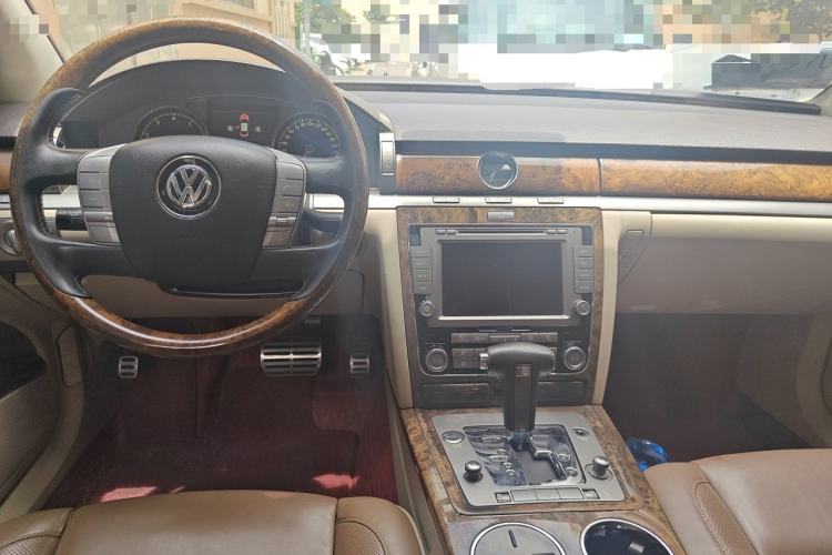 Used Volkswagen Phaeton 2011 4.2L V8 4-seat Extended-Range Individual Edition Center Console